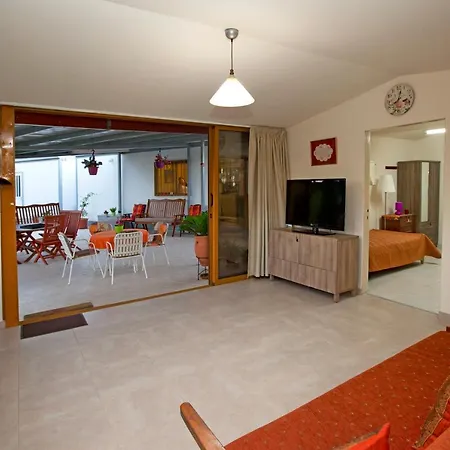 Landhuis Arodafni Retreat Vavla